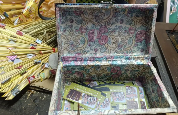 Interior da mala de folha de flandres com um padrão florido